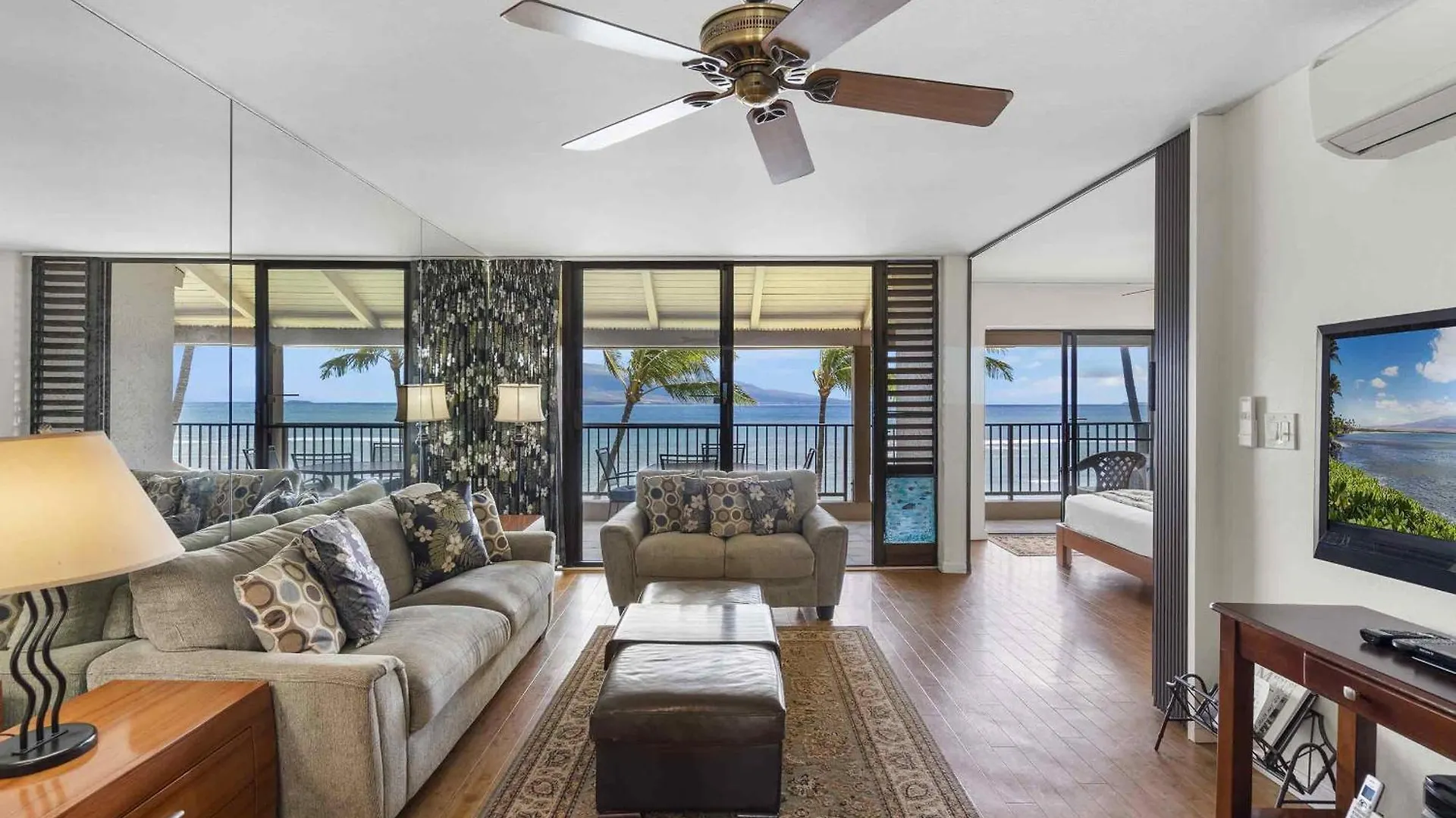 Lauloa 410 - Floor, Direct Ocean Front, Stunning Renovation, Wi-fi, Split Ac Holiday home Wailuku