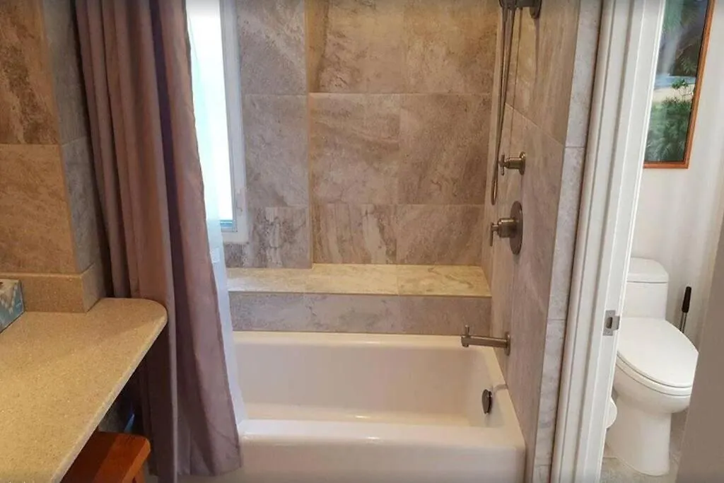 Dom wakacyjny Upgraded, Steps To Ocean View Pool, Walk To *