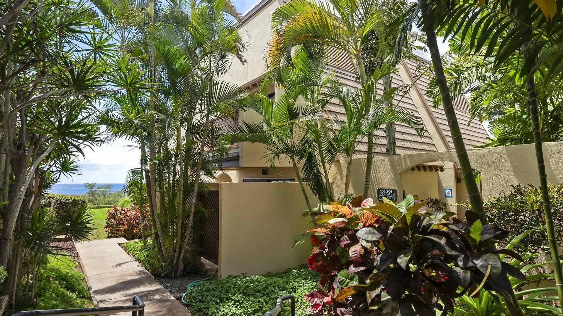 Maui Kamaole A-206 - Prime Location, Stunning Renovation, Large Lanai, Split Ac! بيت للعطل
