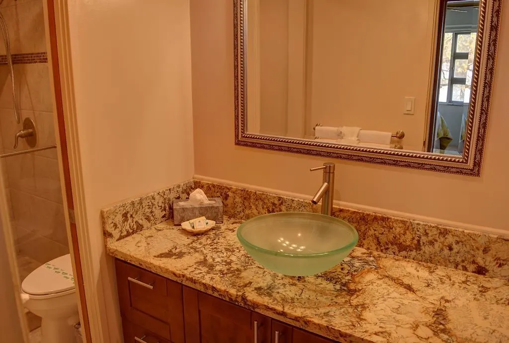 Royal Mauian 307