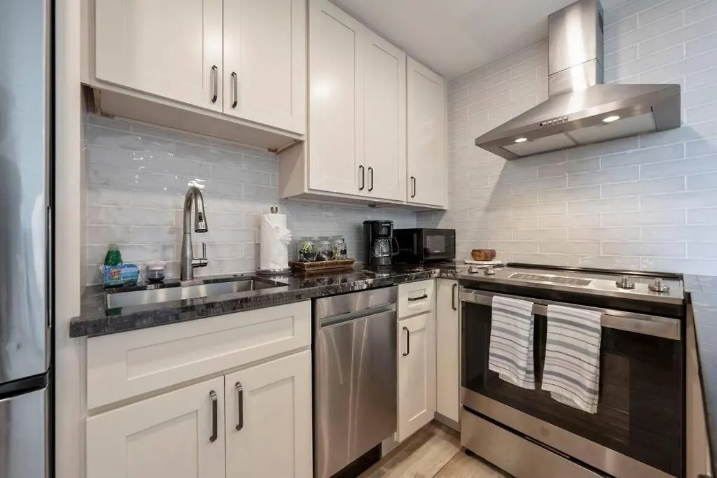 Hale Ono Loa 403- Top Floor, Ocean View, & Complete Modern Remodel Apartment *