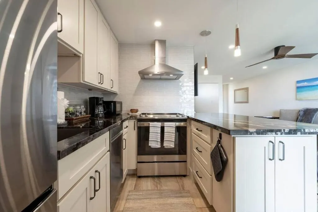 Hale Ono Loa 403- Top Floor, Ocean View, & Complete Modern Remodel Apartment Kahana