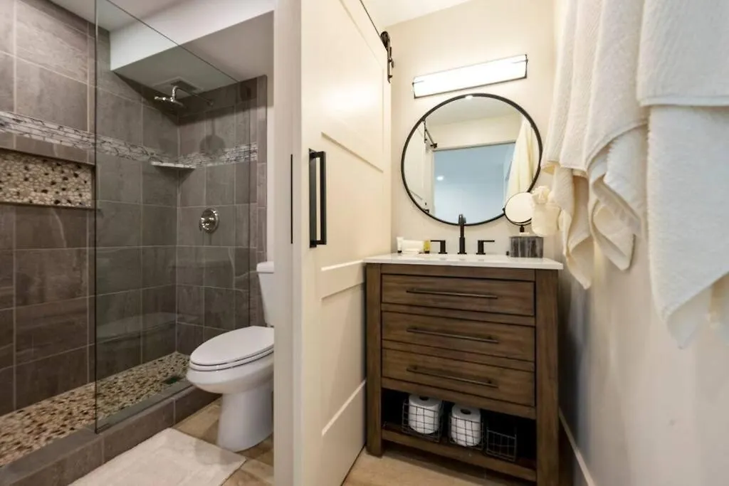 Hale Ono Loa 403- Top Floor, Ocean View, & Complete Modern Remodel Apartment