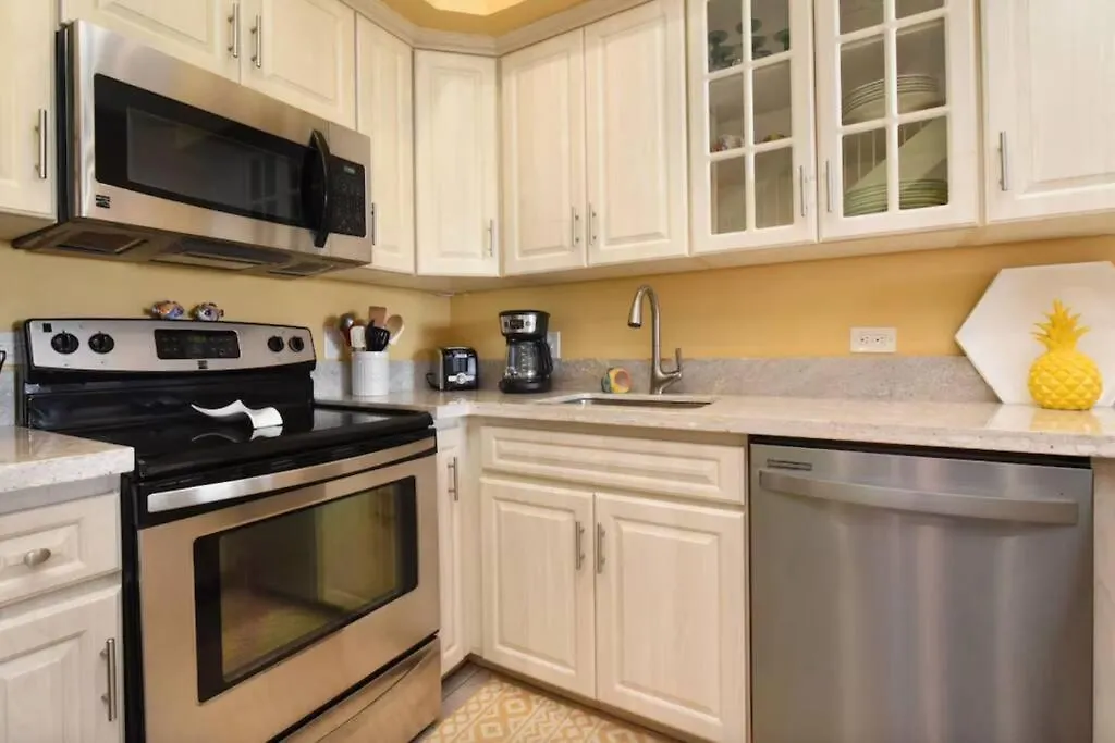 Hale Mahina A406- Floor Oceanfront 2bed Condo, Expansive Views Kahana