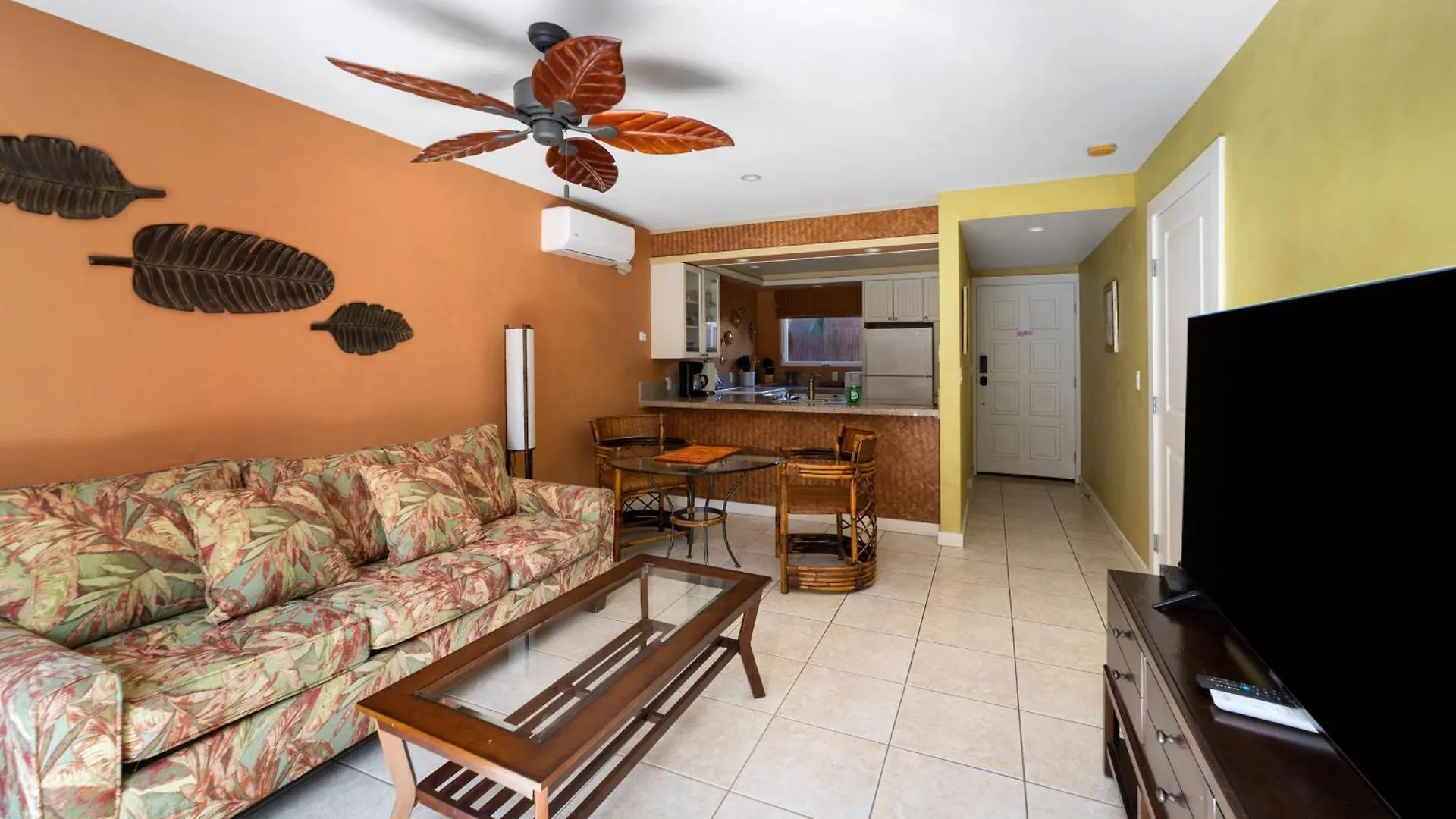 Gardenia Suite, 1 Bedroom, Sleeps 4, Pool & Bbq, Pre-Renovation Summer Sale Daire