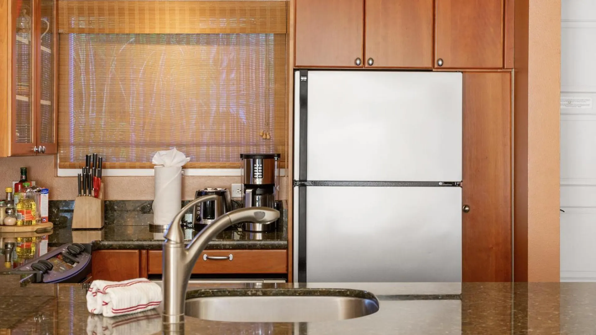 Orchid Suite, 1 Bedroom, Sleeps 4, Pool & Bbq, Pre-Renovation Summer Sale Kihei