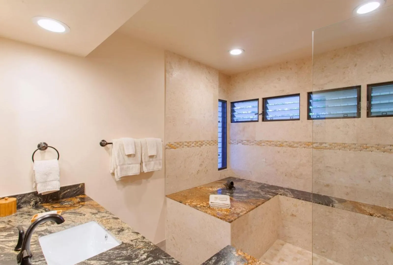 1623 Ridge Apartment