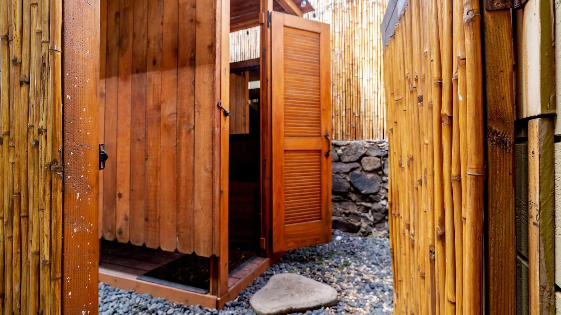 Lotus Suite, 1 Bedroom, Sleeps 4, Pool & Bbq, Pre-Renovation Summer Sale * Кихей