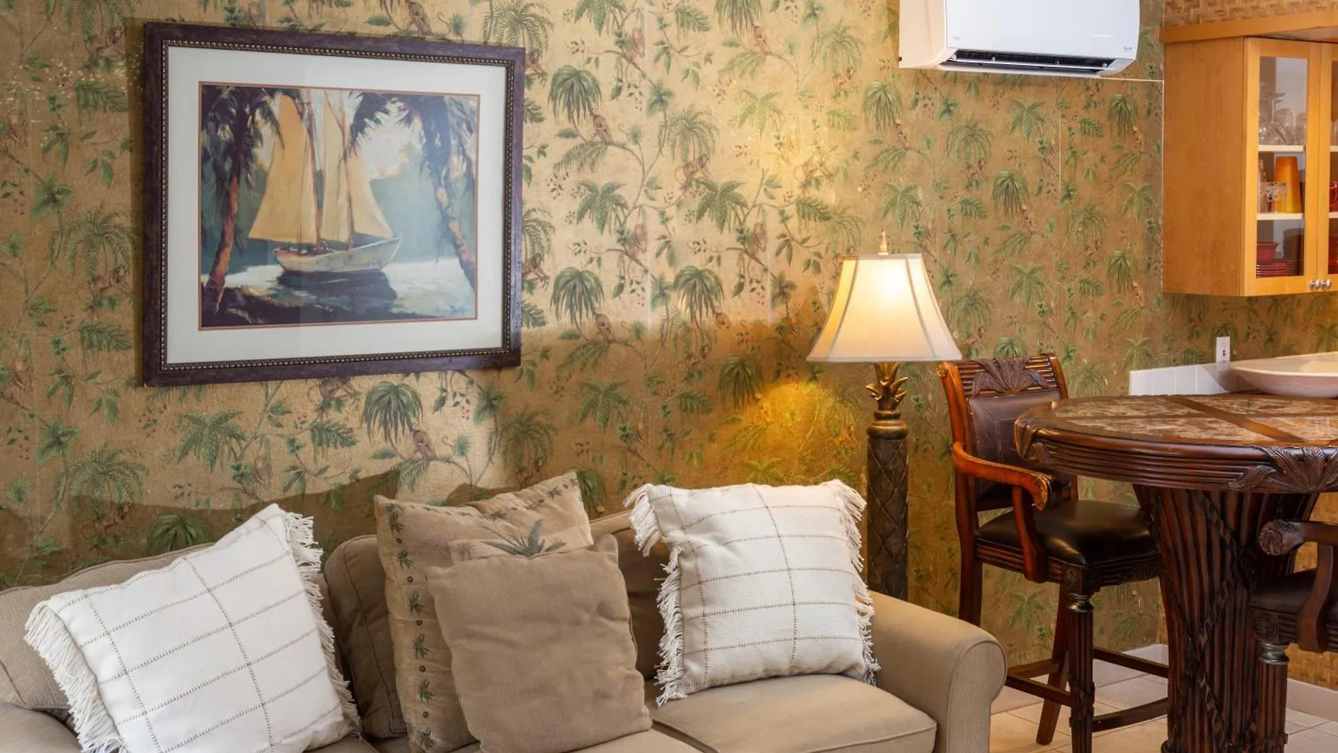 Апартаменты Lotus Suite, 1 Bedroom, Sleeps 4, Pool & Bbq, Pre-Renovation Summer Sale Кихей