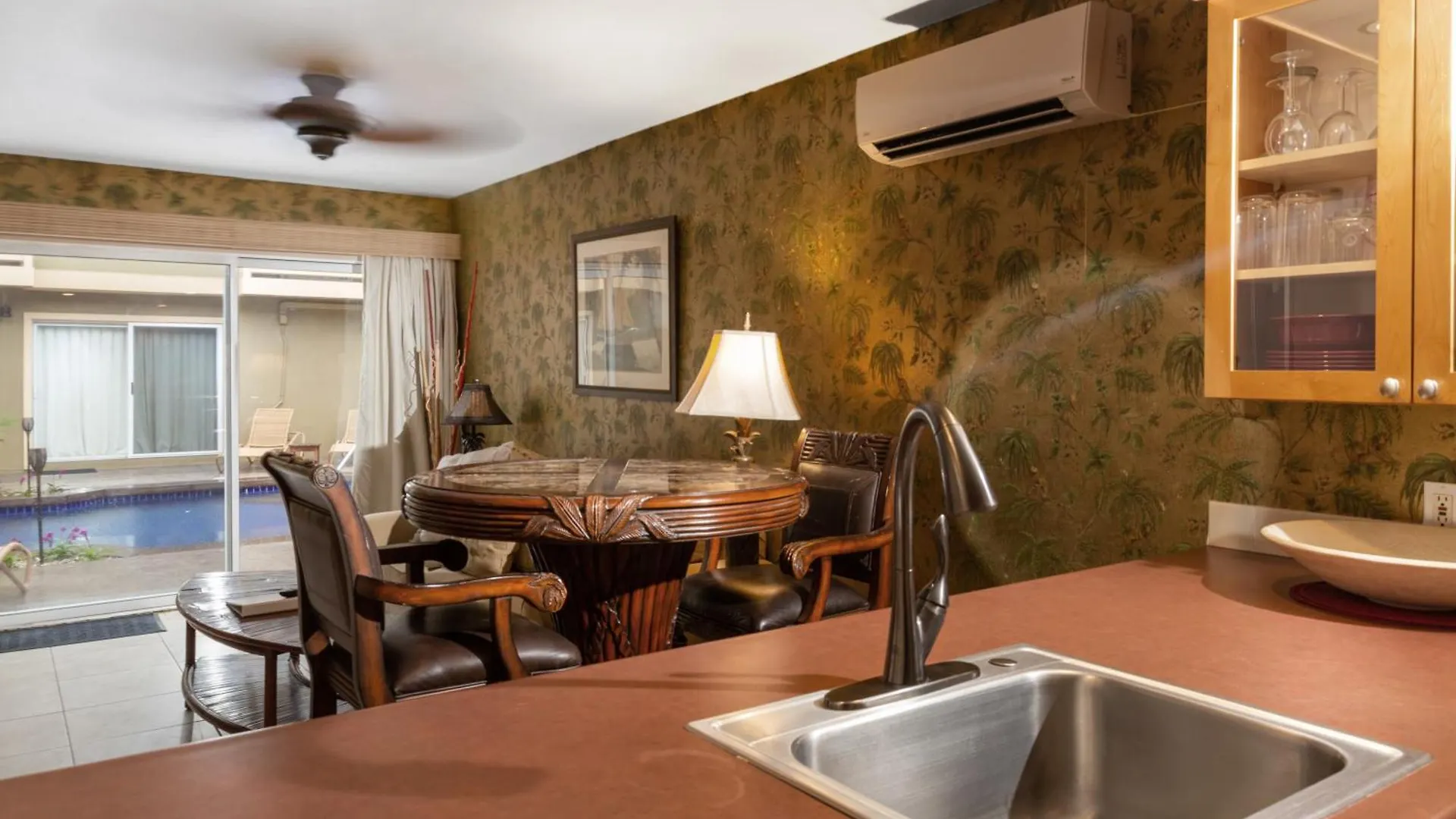 Lotus Suite, 1 Bedroom, Sleeps 4, Pool & Bbq, Pre-Renovation Summer Sale Апартаменты