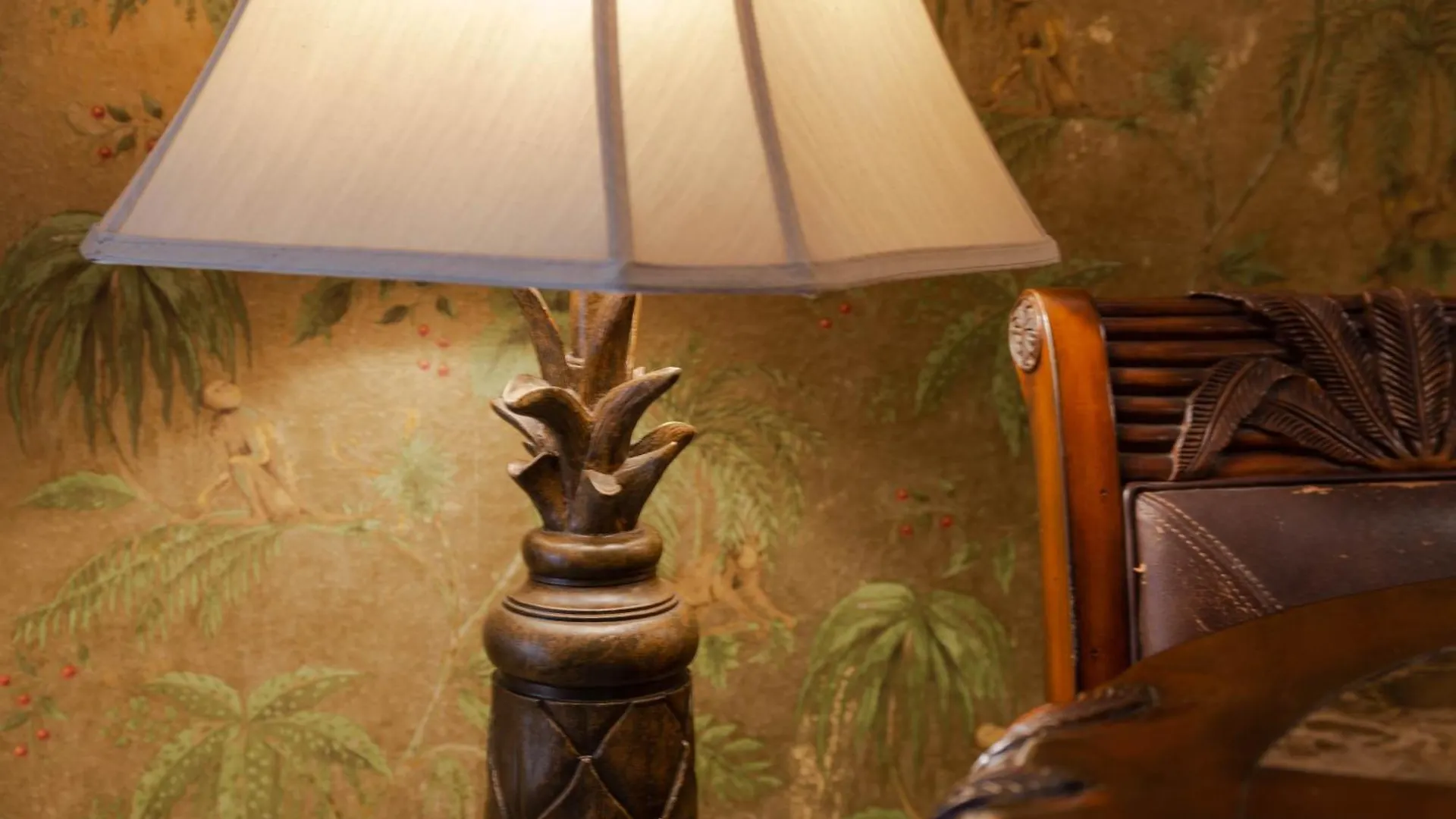 Апартаменты Lotus Suite, 1 Bedroom, Sleeps 4, Pool & Bbq, Pre-Renovation Summer Sale