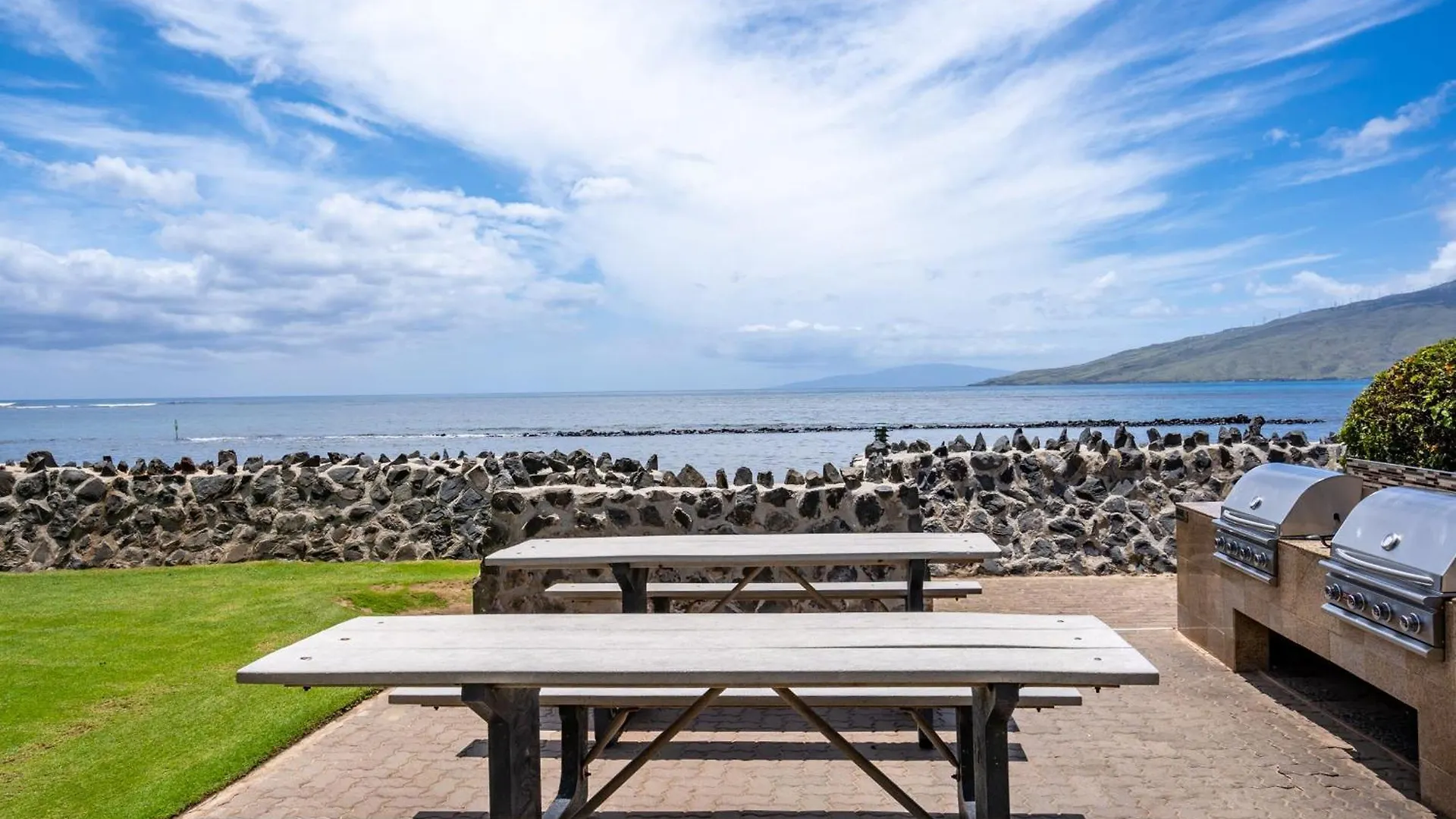 Upscale Oceanfront Penthouse Vistas Apartment Kihei