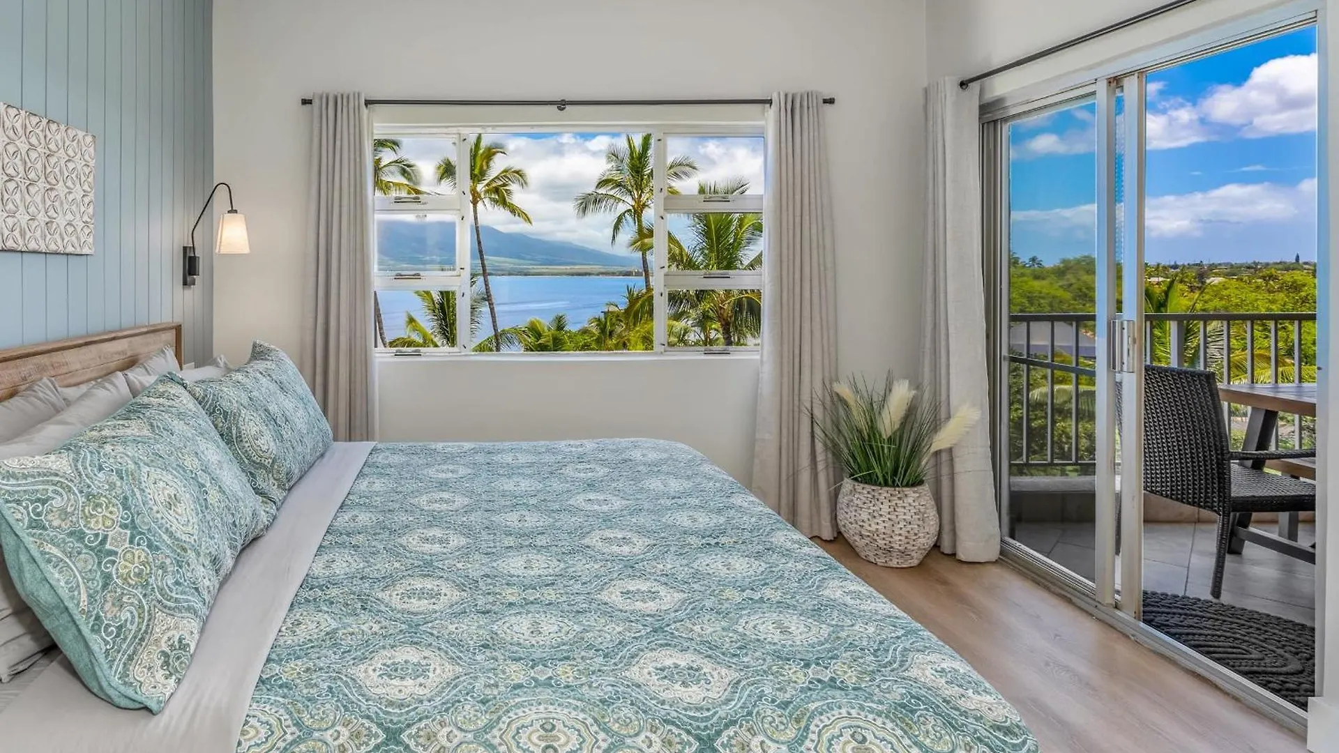 Upscale Oceanfront Penthouse Vistas *