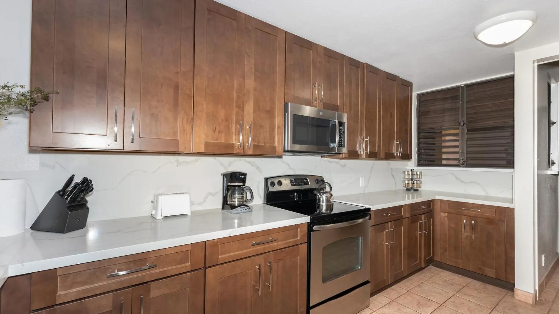Oceanview, Corner Renovated Unit W Ac! Sk366