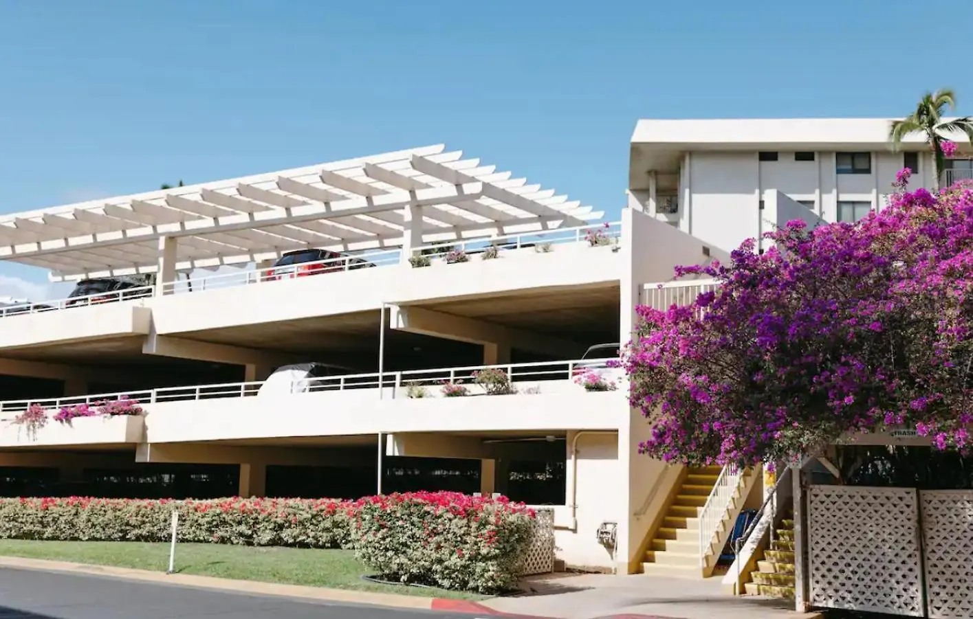 5 With King Bed Steps To & Shops Aparthotel