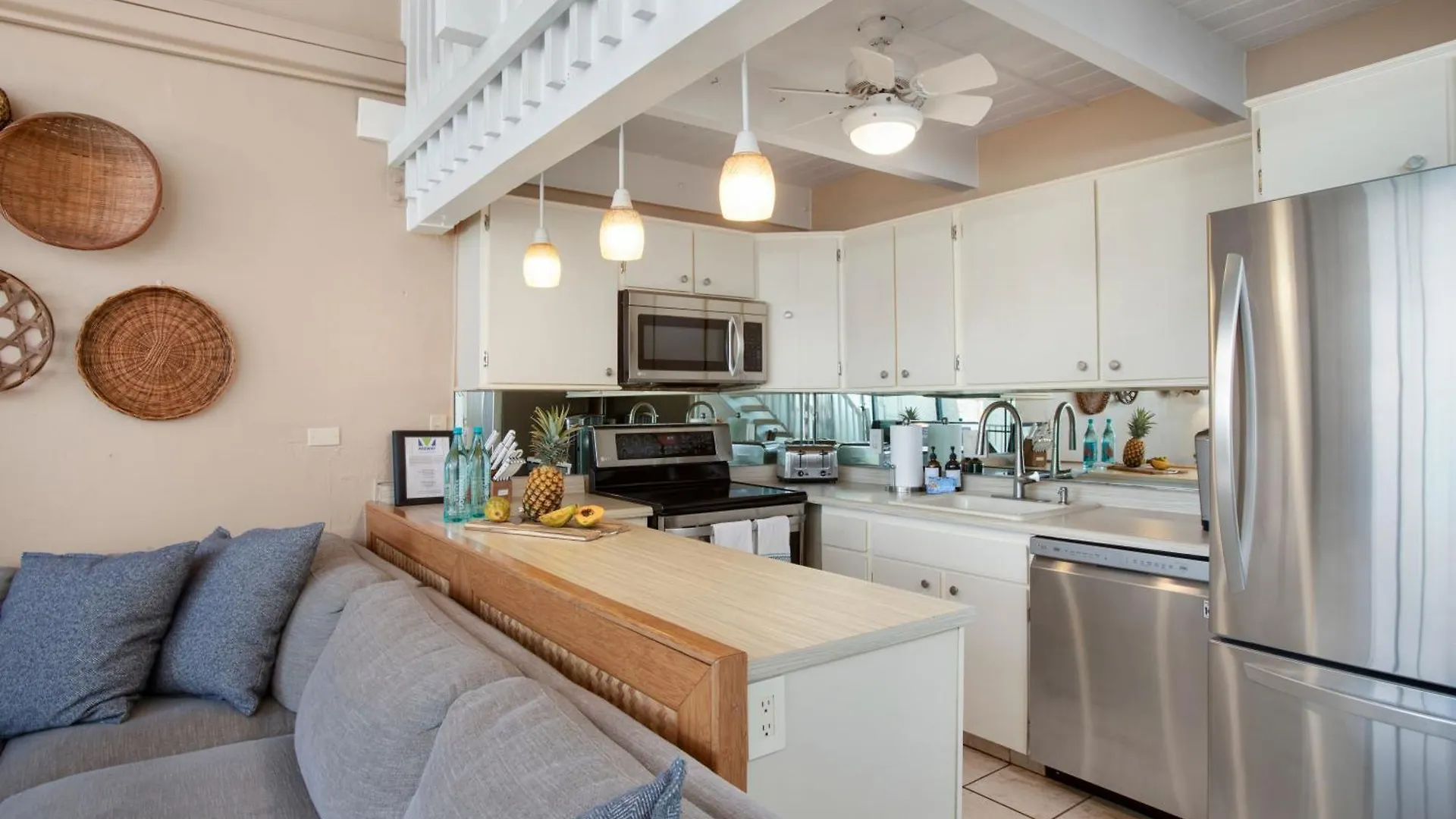Charming Loft 2br With Free Parking & Near Beach!