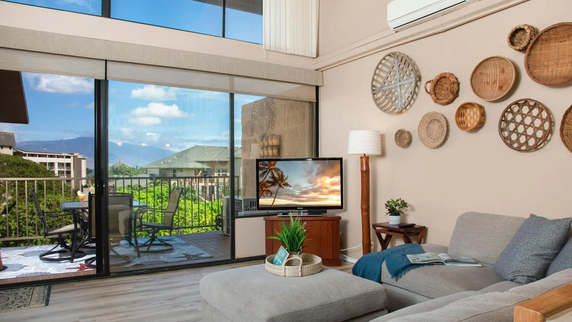 Charming Loft 2br With Free Parking & Near Beach! Apartment