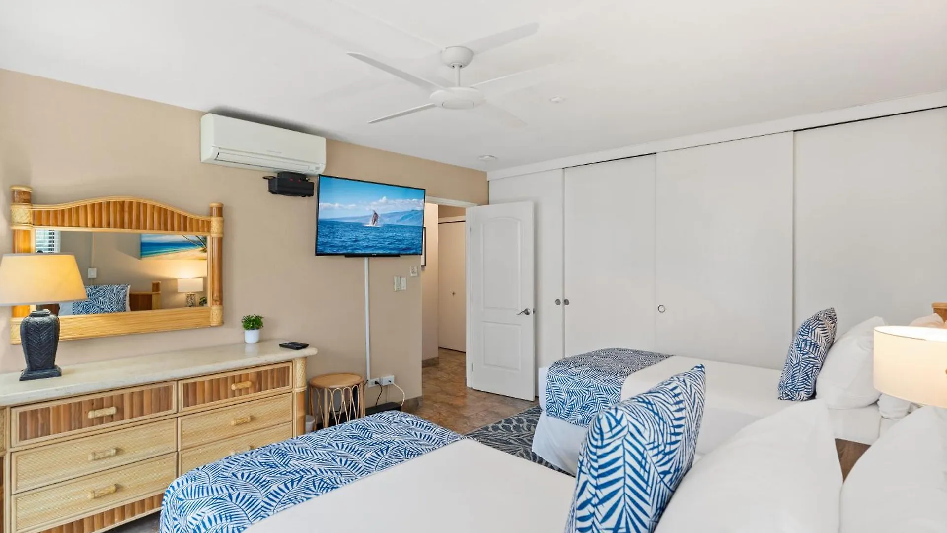 Apartment Perfect Getaway 2bd Condo, Steps To & Shops