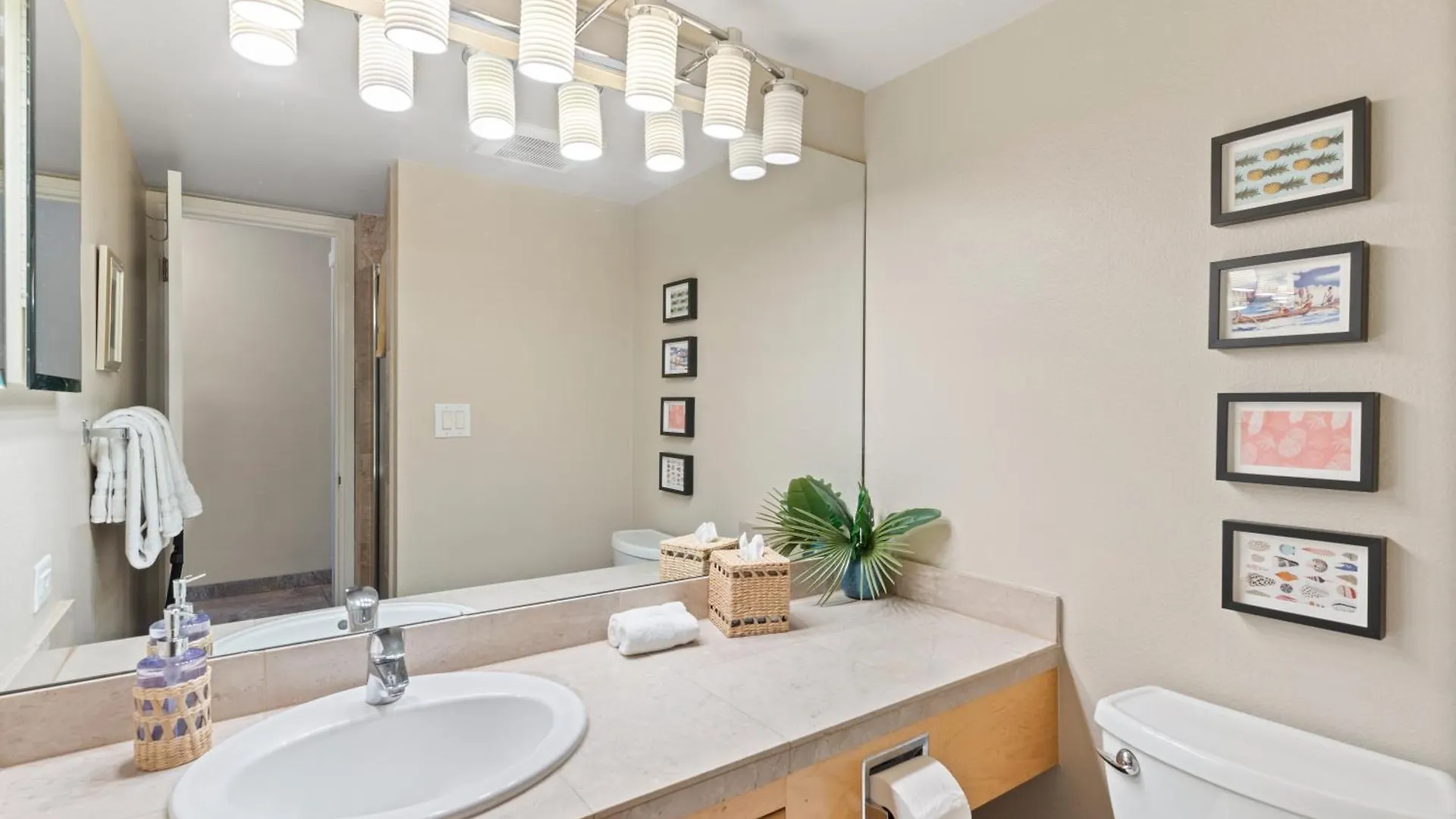 Perfect Getaway 2bd Condo, Steps To & Shops Apartment