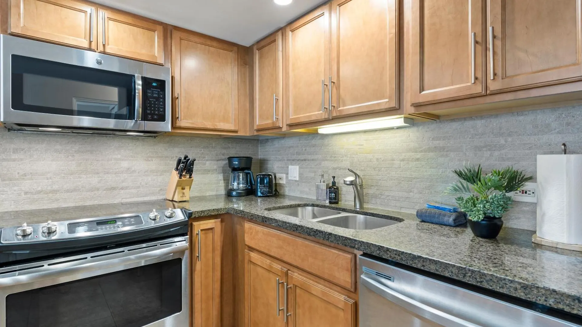 Perfect Getaway 2bd Condo, Steps To & Shops Apartment *