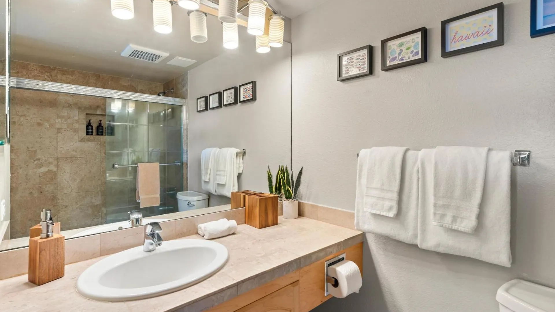 Apartment Perfect Getaway 2bd Condo, Steps To & Shops