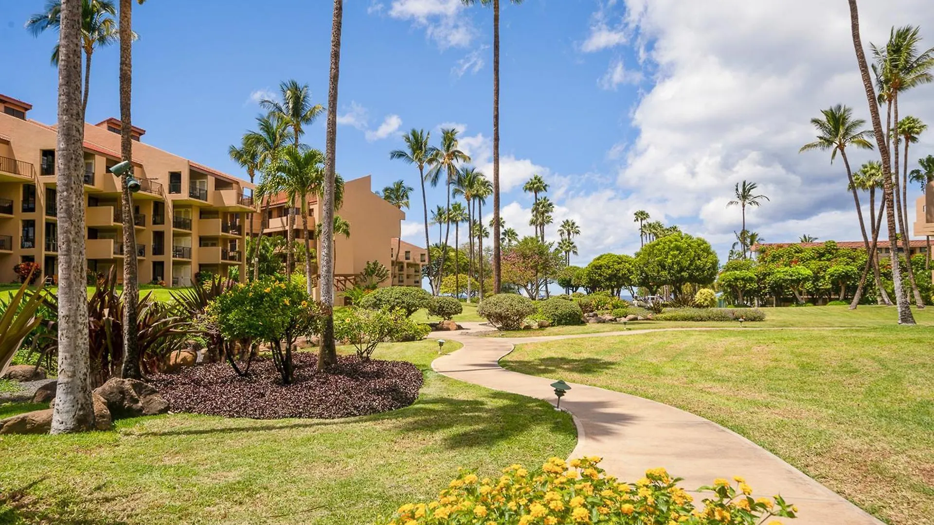 Perfect Getaway 2bd Condo, Steps To & Shops Apartment