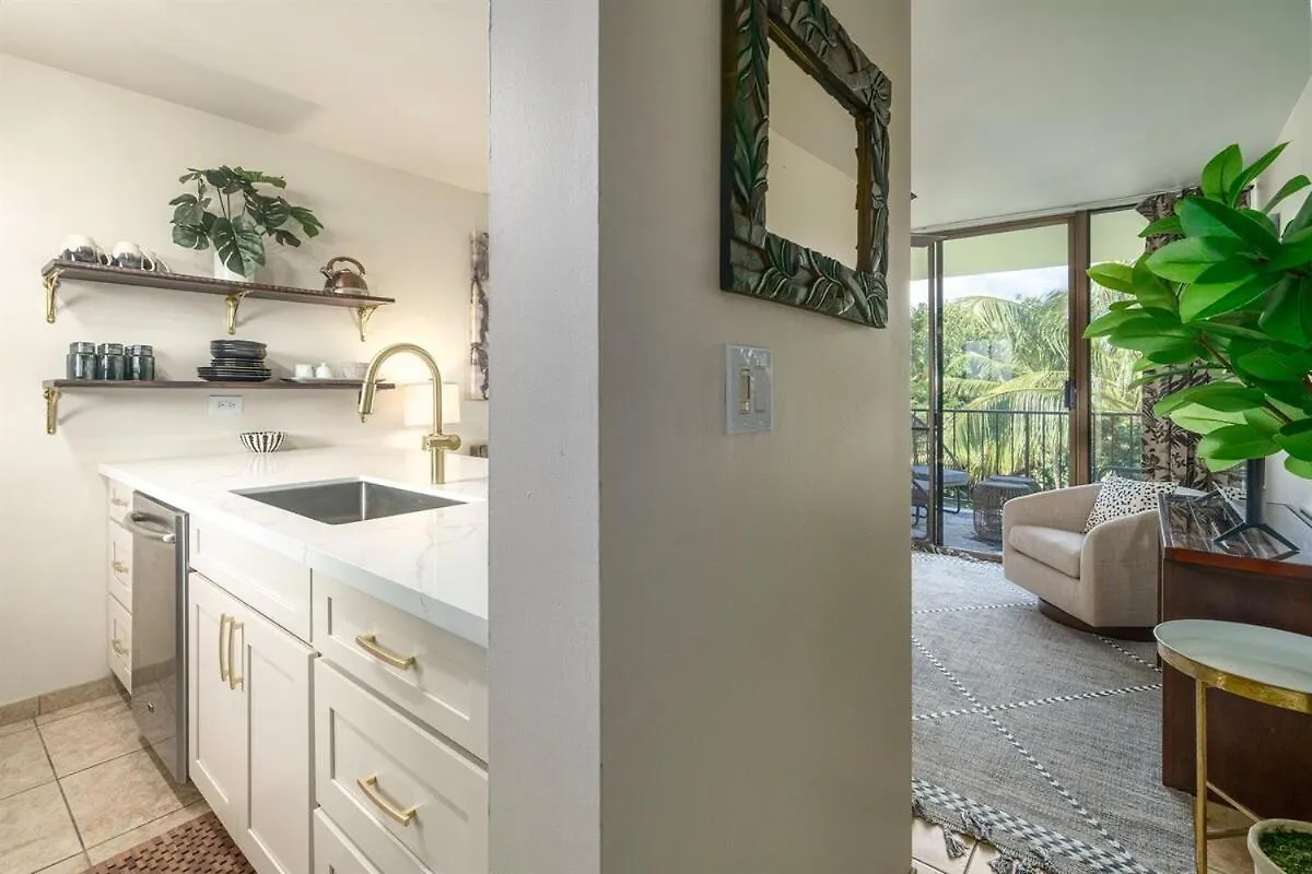 Chic Beachfront Condo— Newly Remodeled — 2024 Holiday home *