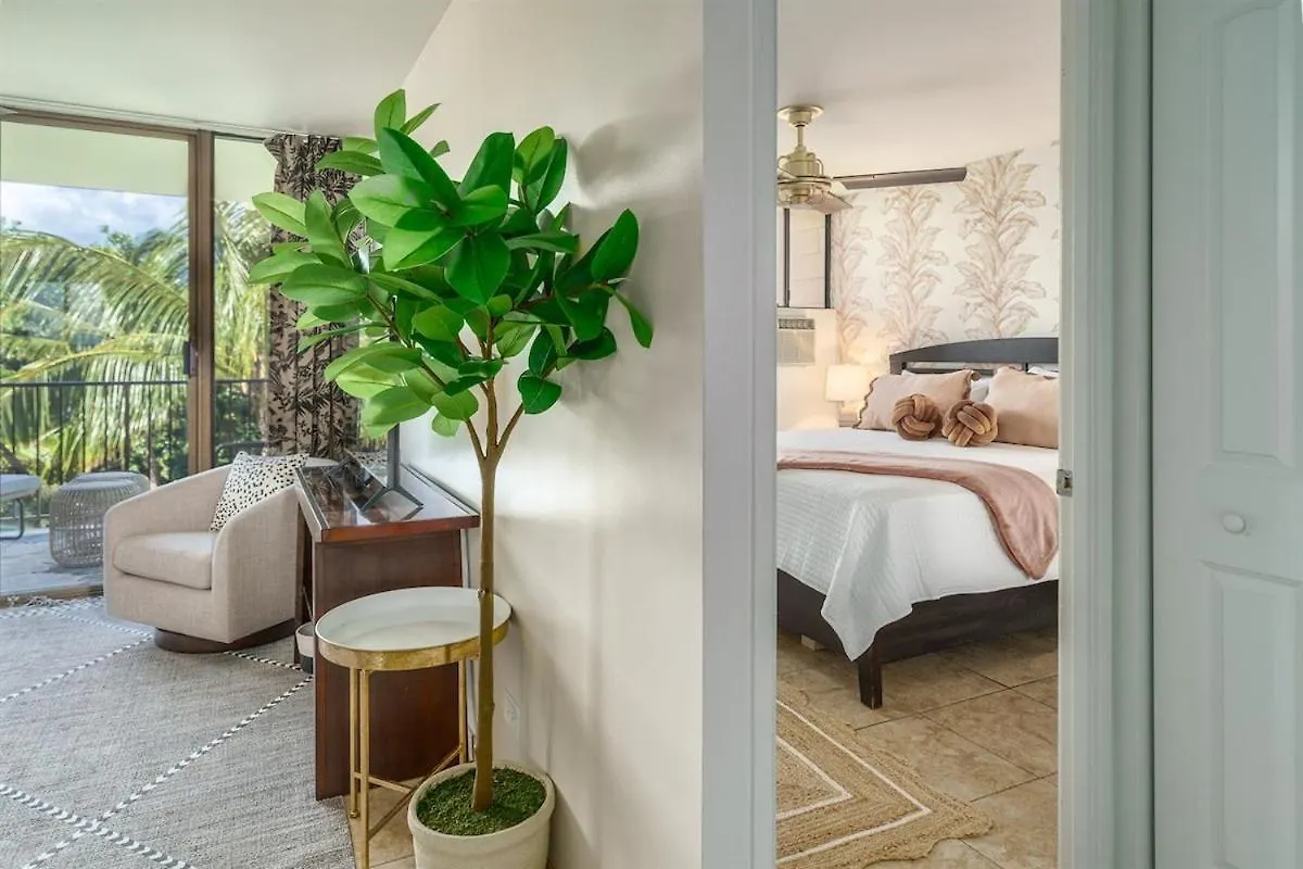 Chic Beachfront Condo— Newly Remodeled — 2024 *