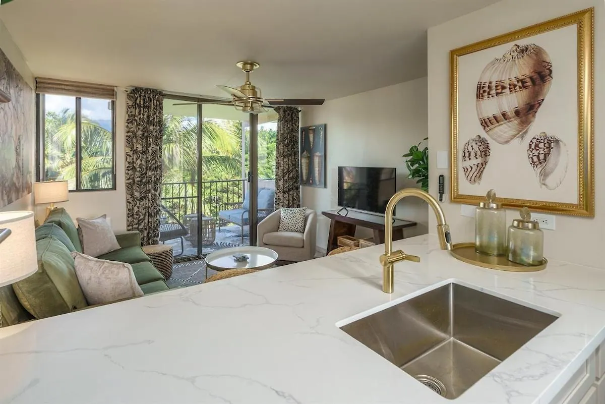 Chic Beachfront Condo— Newly Remodeled — 2024 Holiday home