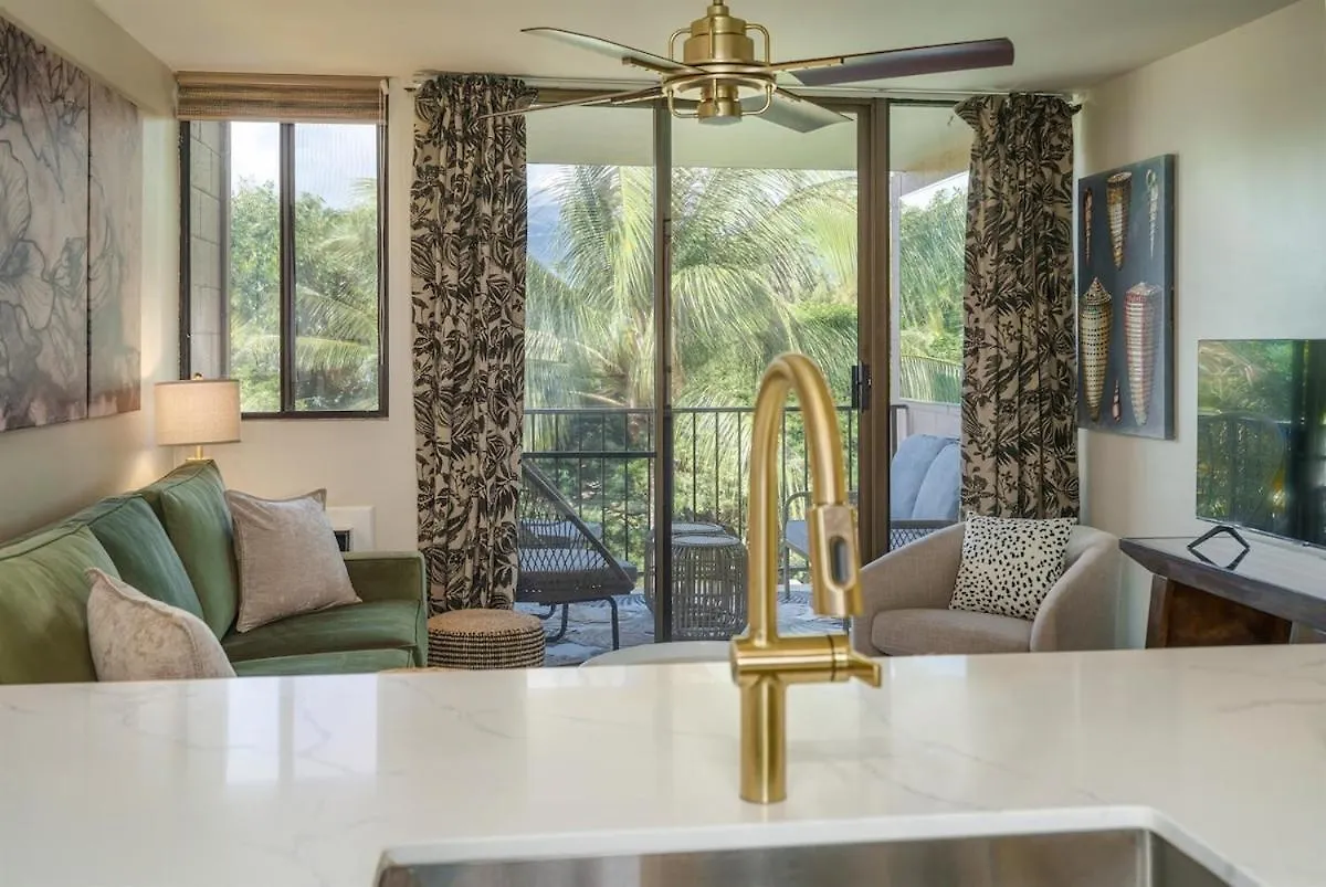 Chic Beachfront Condo— Newly Remodeled — 2024 Holiday home