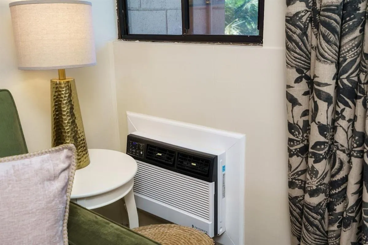 Chic Beachfront Condo— Newly Remodeled — 2024 Holiday home *