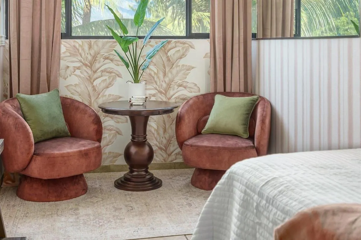 Chic Beachfront Condo— Newly Remodeled — 2024 Holiday home