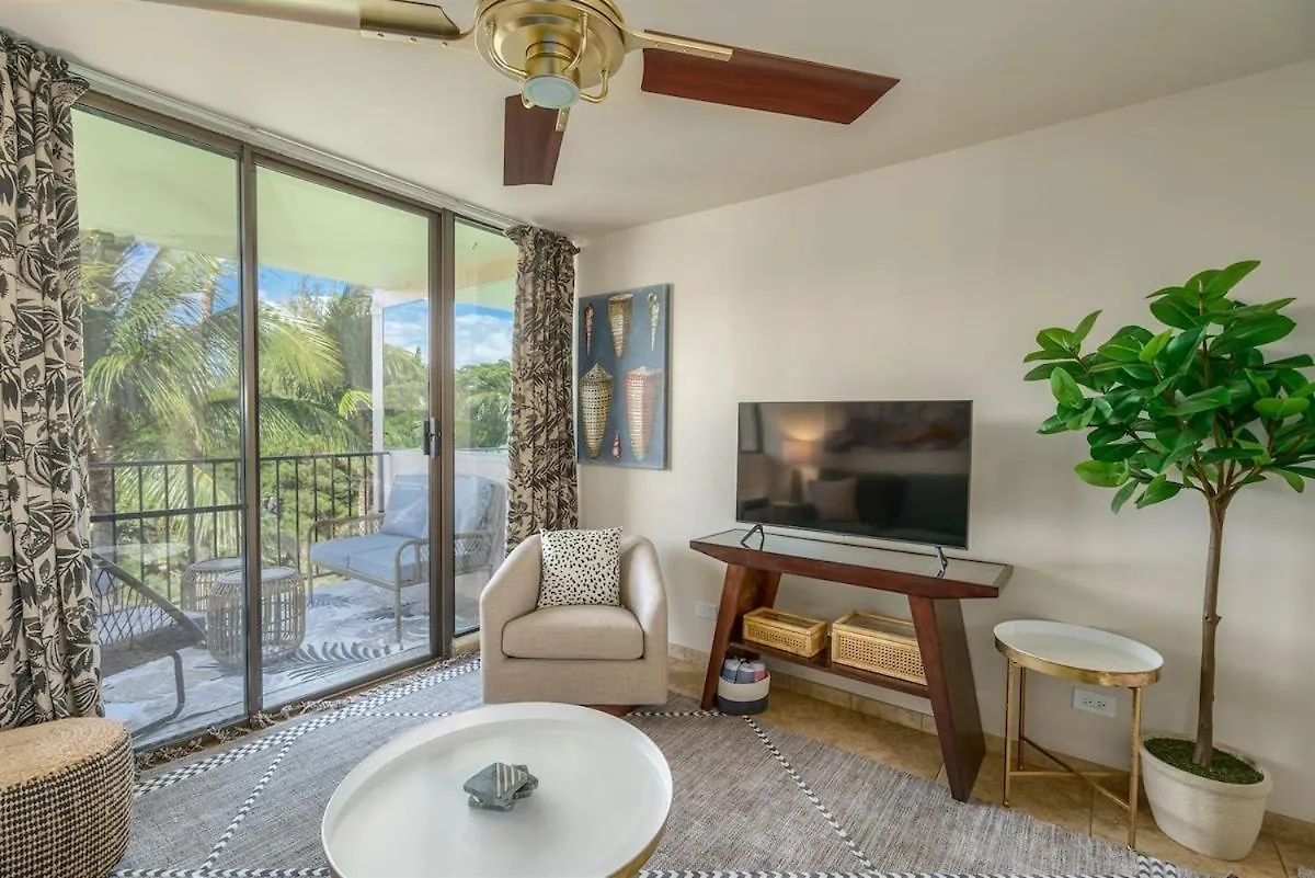 Chic Beachfront Condo— Newly Remodeled — 2024 Holiday home *