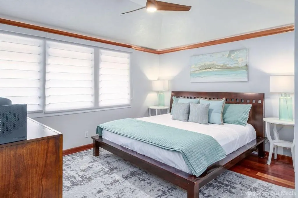 Spacious Beachfront — Sleeps 6 — Ocean Views Holiday home