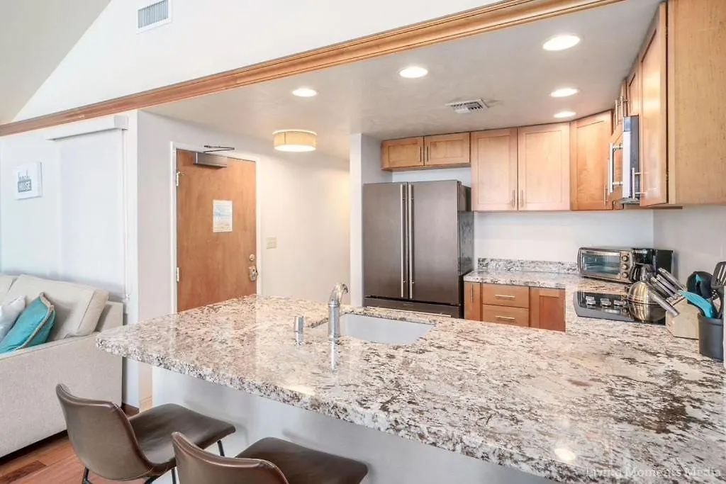 Spacious Beachfront — Sleeps 6 — Ocean Views Kihei