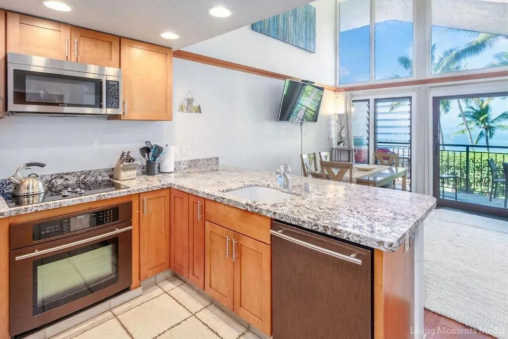 Spacious Beachfront — Sleeps 6 — Ocean Views * Kihei