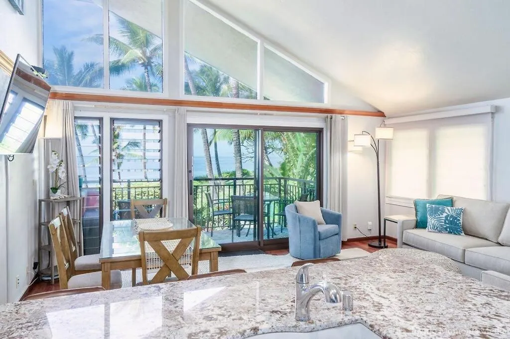 Holiday home Spacious Beachfront — Sleeps 6 — Ocean Views *