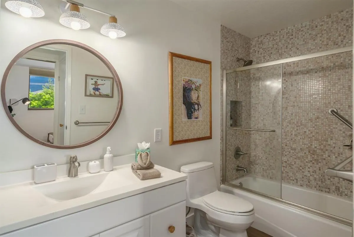 Chic Condo— Renovated & Refurnished 2023 / 2024 *
