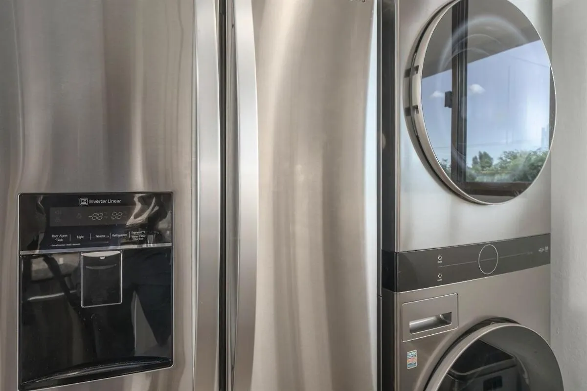 Chic Condo— Renovated & Refurnished 2023 / 2024 Holiday home