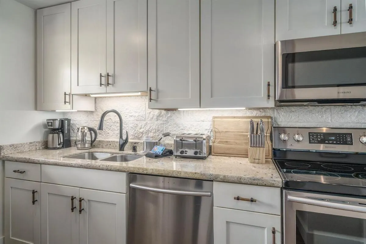 Chic Condo— Renovated & Refurnished 2023 / 2024 Wailuku