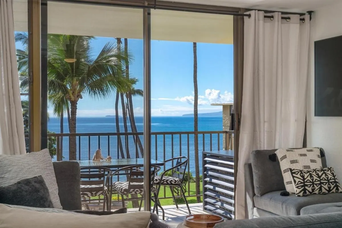 Chic Condo— Renovated & Refurnished 2023 / 2024 *