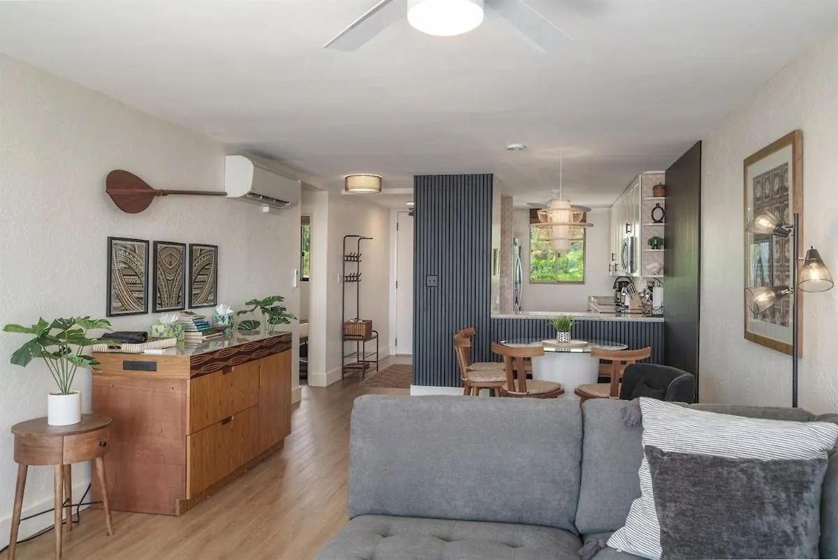 Chic Condo— Renovated & Refurnished 2023 / 2024 *