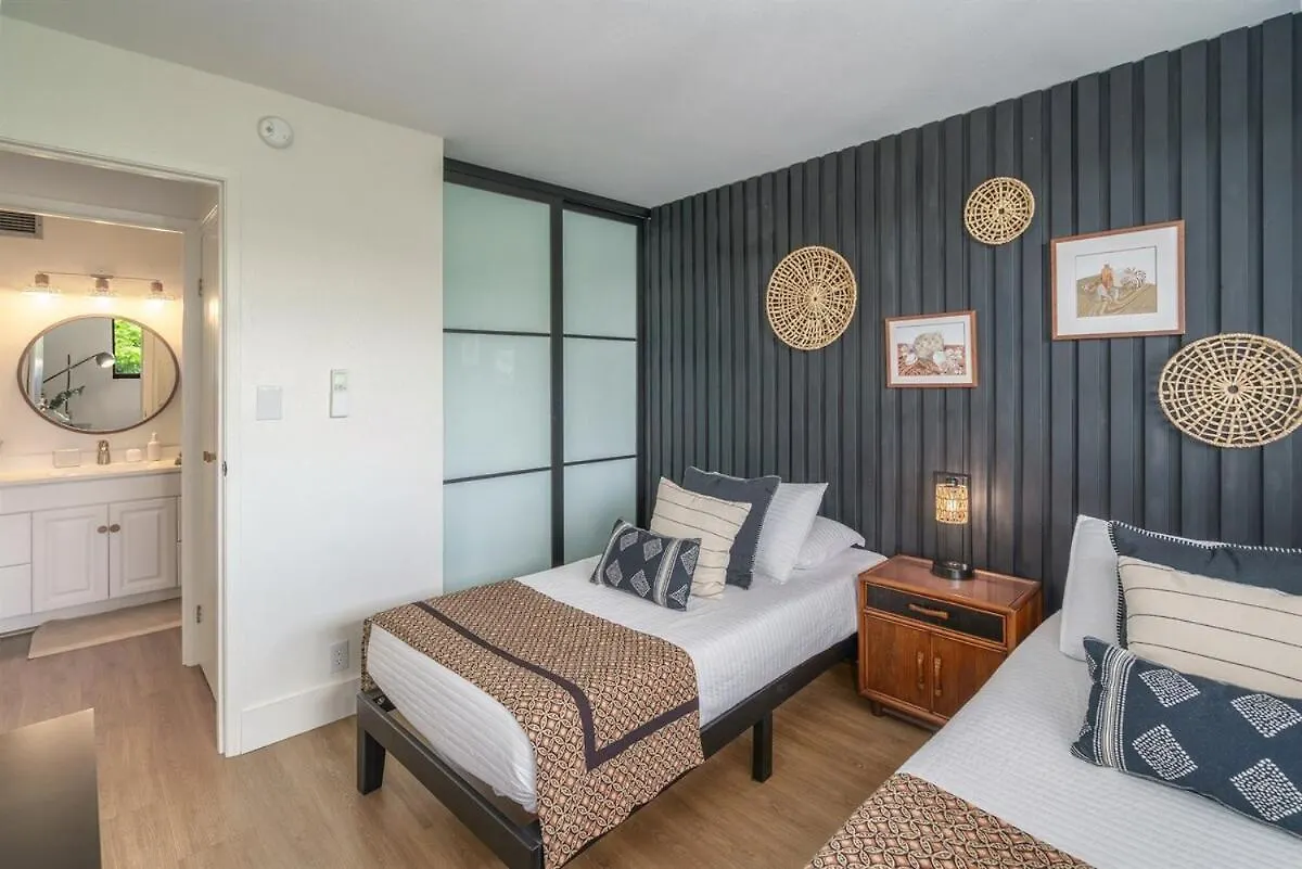 Holiday home Chic Condo— Renovated & Refurnished 2023 / 2024