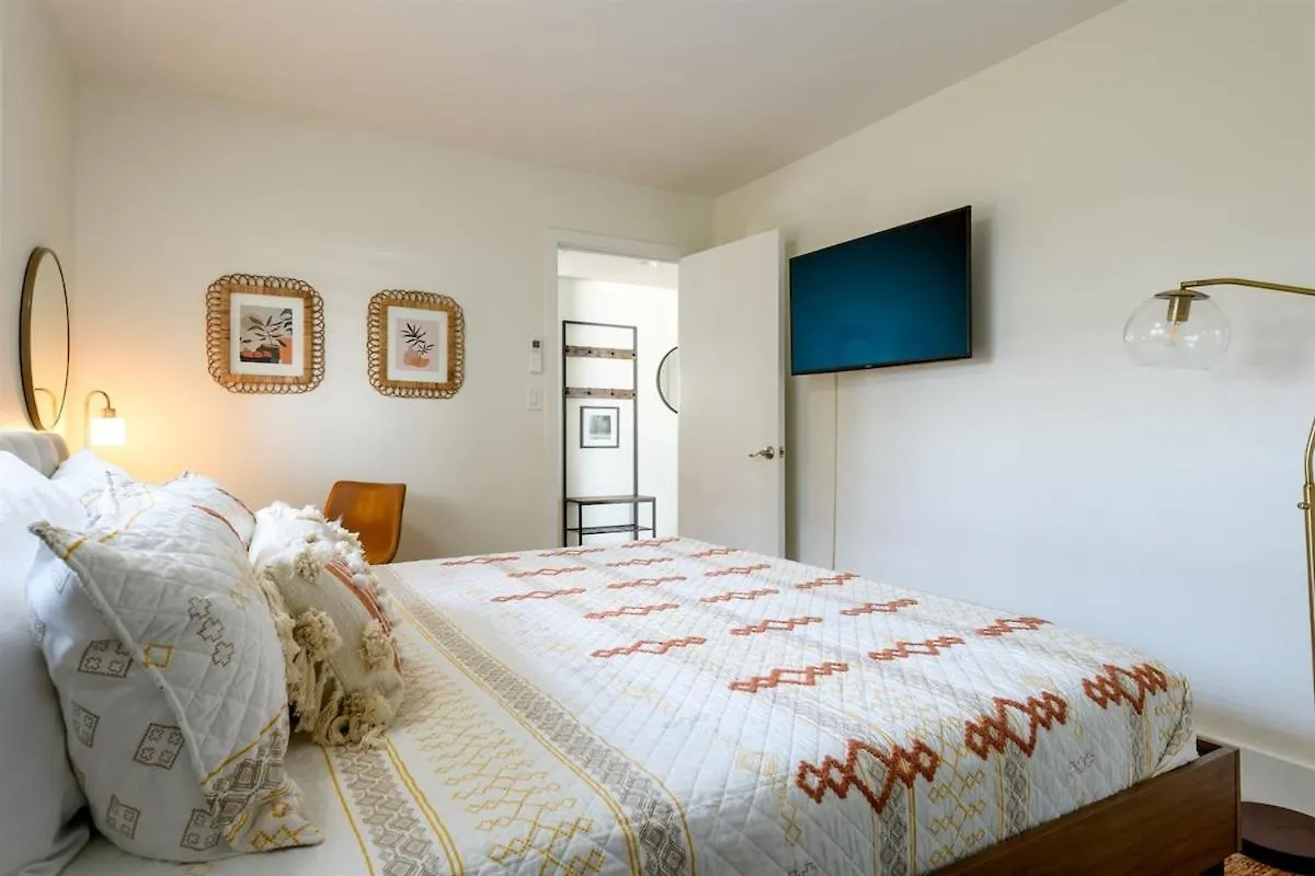 Remodeled 3 Bedroom Oceanfront — Sleeps 8 Wailuku
