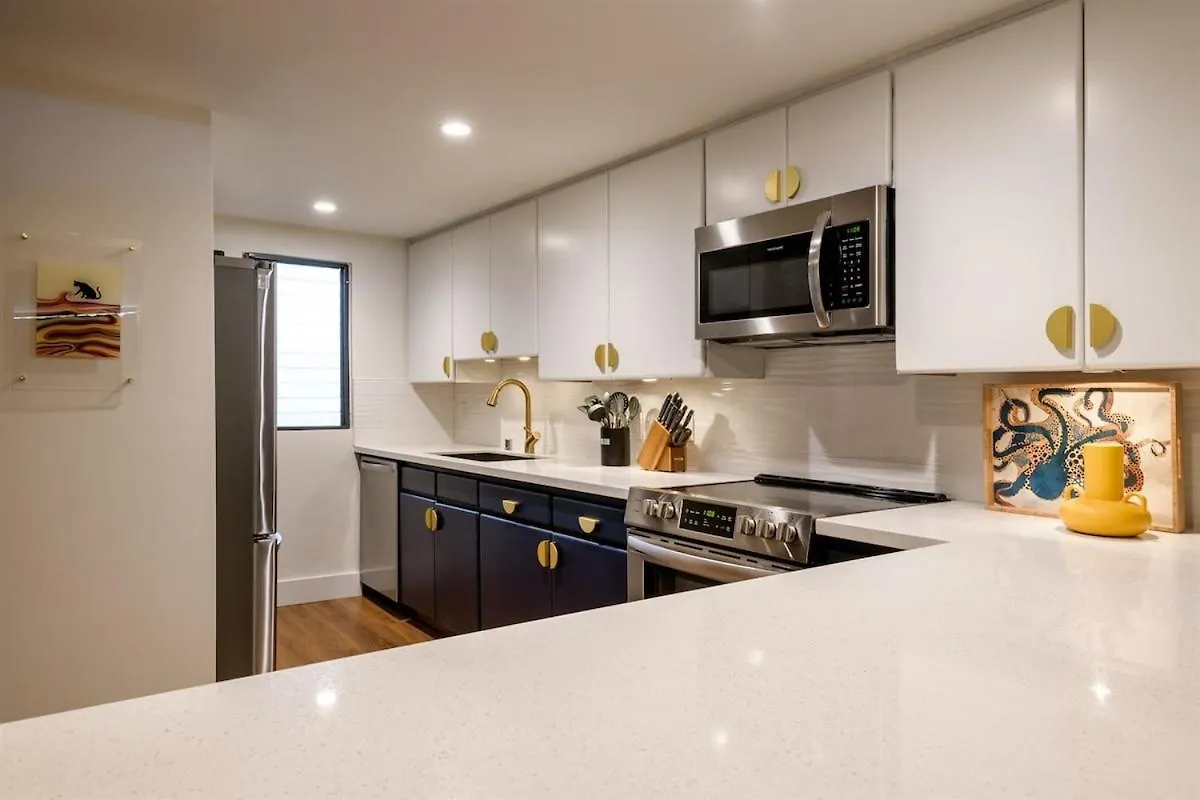 Remodeled 3 Bedroom Oceanfront — Sleeps 8 Holiday home