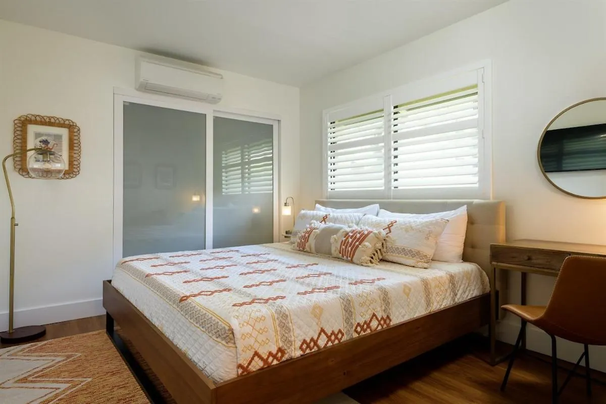 Remodeled 3 Bedroom Oceanfront — Sleeps 8 Holiday home *