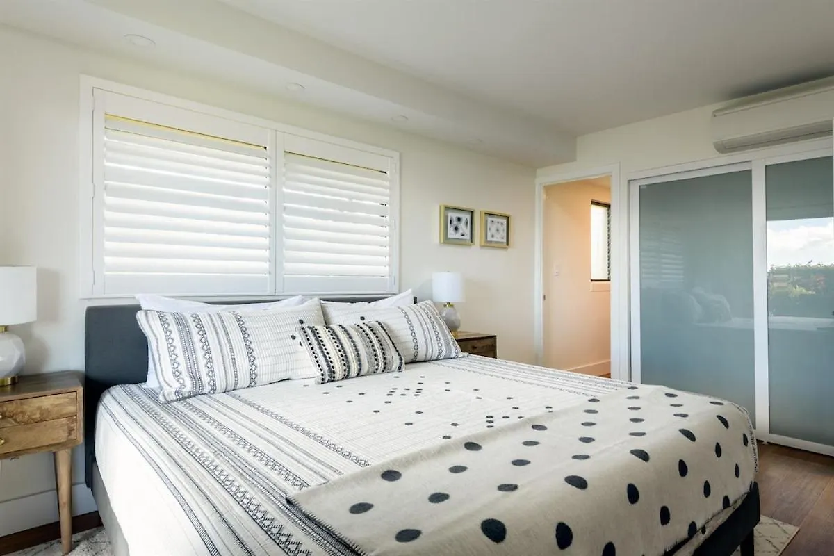 Remodeled 3 Bedroom Oceanfront — Sleeps 8 Holiday home *