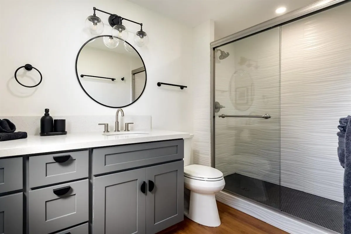 Remodeled 3 Bedroom Oceanfront — Sleeps 8 Wailuku