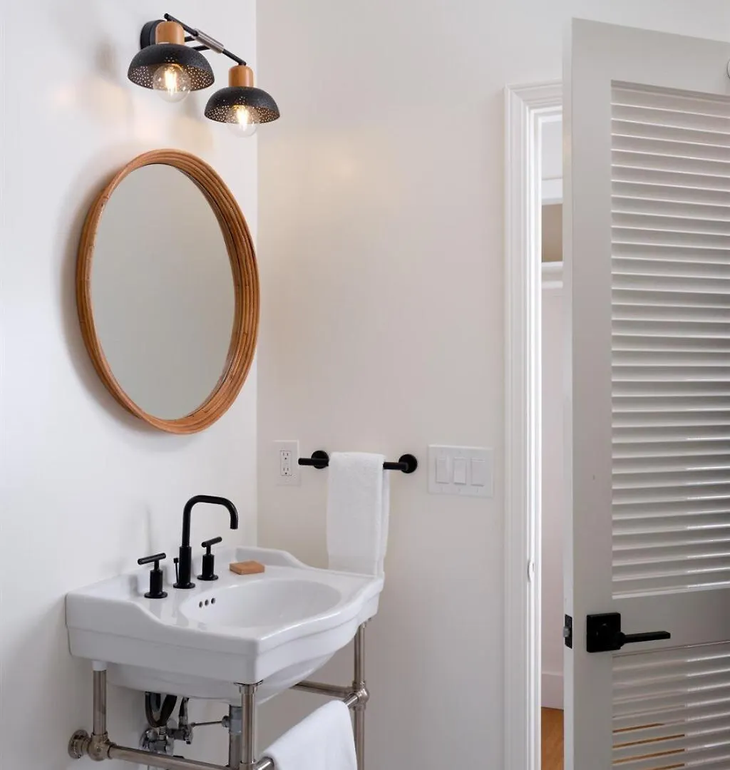 The Ulu - Timeless Elegance, Free Breakfast! Bed & Breakfast Wailuku