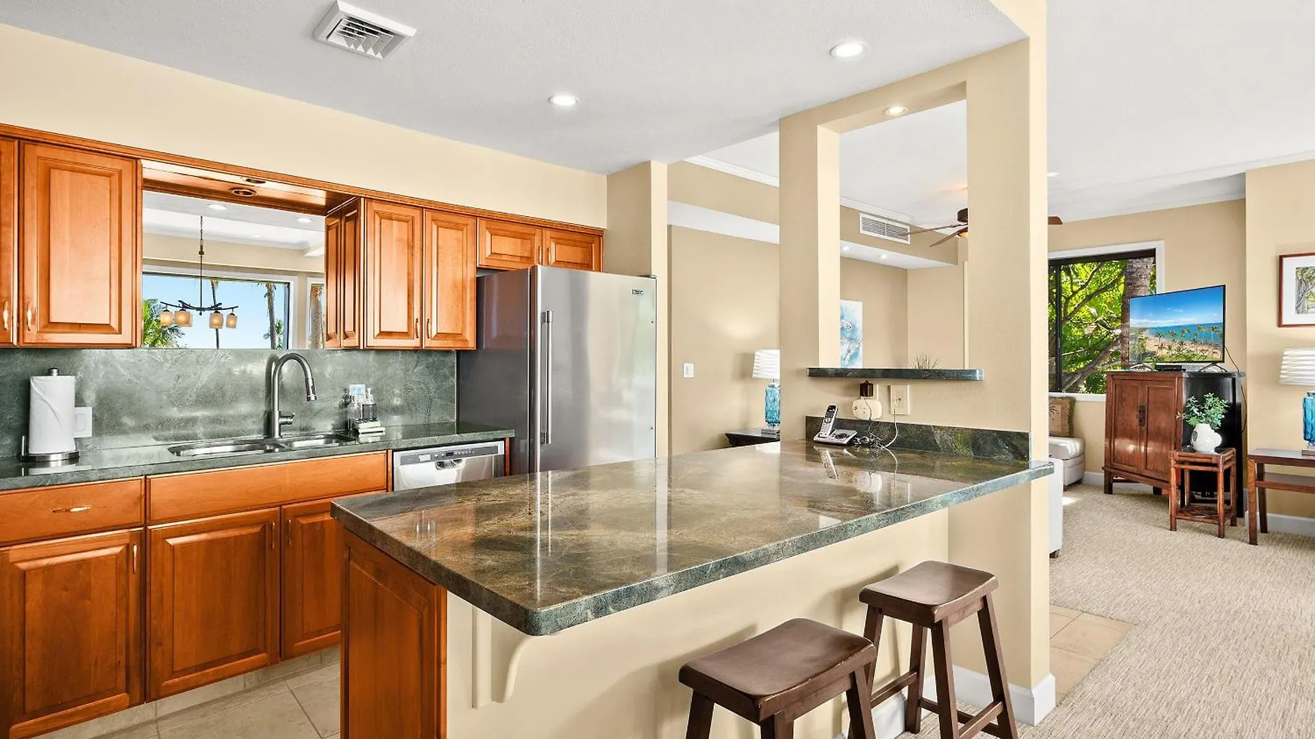 Makena Surf G-201 - End Unit, Panoramic Views, Ac! Holiday home